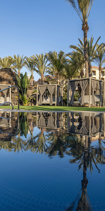  Ikonisches Bild der balinesischen Betten vor dem Whirlpool des Hotels Lopesan Costa Meloneras, Resort & Spa auf Gran Gran Canaria 